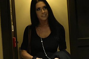 傻子美熟妇自慰乱伦写真